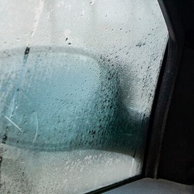 Zaparowane szyby w aucie. Sprawdź, jak sobie z nimi poradzić