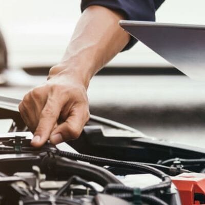 Przegląd samochodu elektrycznego a spalinowego – nasz ekspert wskazuje na główne różnice