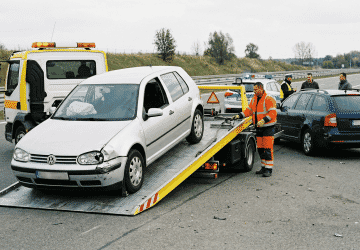 Holowanie po kolizji – kto płaci i co zrobić, gdy auto nie nadaje się do jazdy?